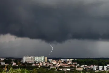 Preokret nakon paklenih vrućina: Pljusak u Zagrebu, upaljeni alarmi za dijelove Hrvatske
