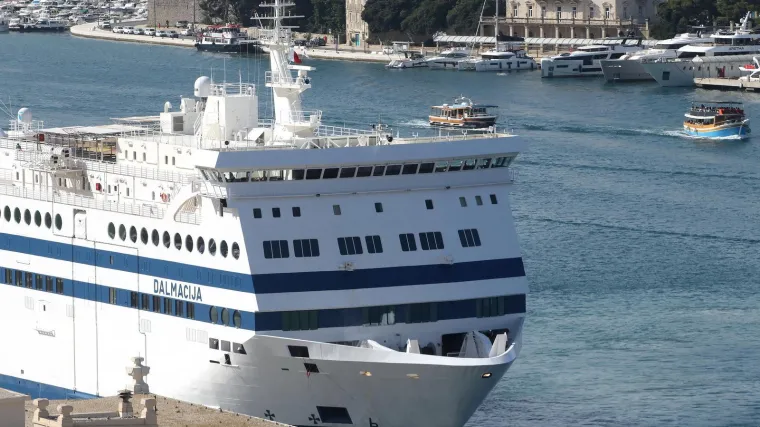 Usred sezone pokvario se najveći trajekt Jadrolinije: Sve veze s Italijom obustavljene!
