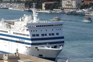 Usred sezone pokvario se najveći trajekt Jadrolinije: Sve veze s Italijom obustavljene!