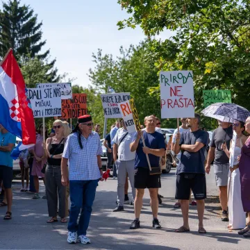 Političari u Gospiću dočekani uzvicima: 'Izdali ste nas mi&scaron;lju, djelom, riječju i propustom'