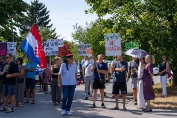 Političari u Gospiću dočekani uzvicima: 'Izdali ste nas mi&scaron;lju, djelom, riječju i propustom'