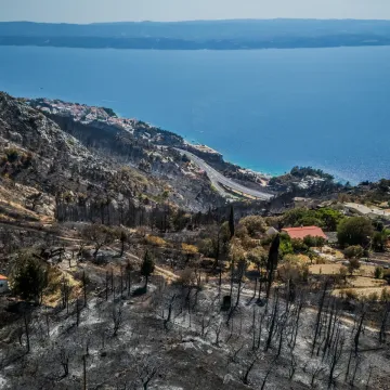 Prizori koji slamaju srca: Pogledajte dramatične snimke iz zraka nakon požara kod Omi&scaron;a