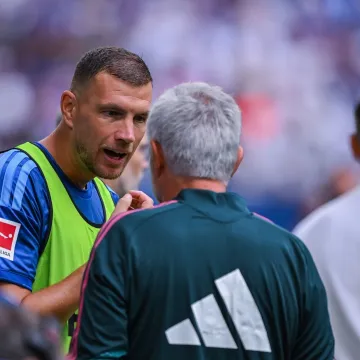 Džeko odgurnuo Mourinha s terena! Pogledajte &scaron;to se dogodilo