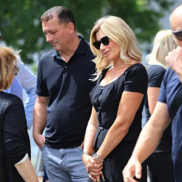 Brojna poznata lica na Mirogoju: Posljednji ispraćaj majke Zdravka i Zorana Mamića