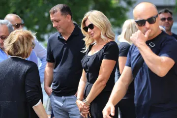 Brojna poznata lica na Mirogoju: Posljednji ispraćaj majke Zdravka i Zorana Mamića