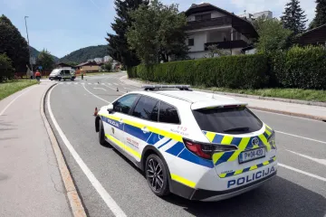 Talijani zapalili vatru na obali rijeke i izvjesili zastavu sa svastikom: Prijete im paprene kazne