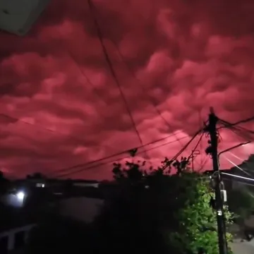 Krvavi oblaci dodatno isprepadali građane tek &scaron;to je državu pogodio razoran potres