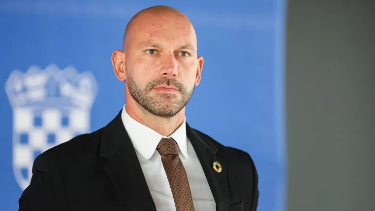 Ministar Habijan pokazao kako puni baterije: Pažnju ukrale fotografije bez majice