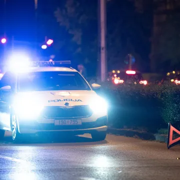 Skrivio te&scaron;ki sudar na Trsatu pa pobjegao: Zabio se u automobil žene (42) i odbacio ga u stablo