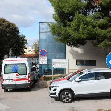 Velik broj &Scaron;ibenčana tražio liječničku pomoć, simptomi su isti: 'Unuk i majka su mi jako lo&scaron;e'