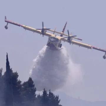 Požar na Dinari i dalje gori: Gasi se i iz zraka, na terenu vojska