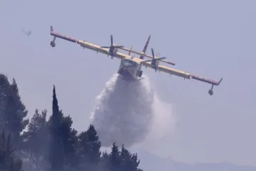 Požar na Dinari i dalje gori: Gasi se i iz zraka, na terenu vojska