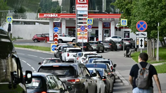 Benzinske postaje polako presu&scaron;uju: Kriza stigla i do Moskve, pogledajte prizore