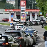 Benzinske postaje polako presu&scaron;uju: Kriza stigla i do Moskve, pogledajte prizore