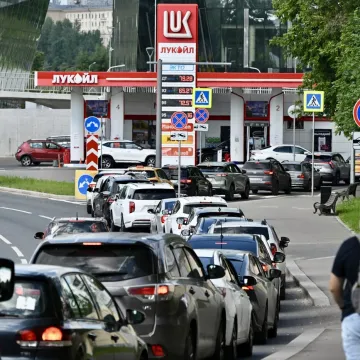 Benzinske postaje polako presu&scaron;uju: Kriza stigla i do Moskve, pogledajte prizore