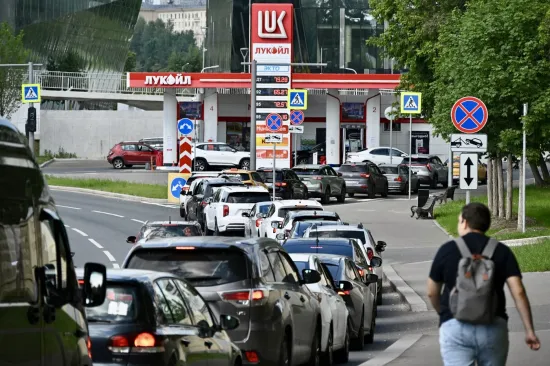 Benzinske postaje polako presu&scaron;uju: Kriza stigla i do Moskve, pogledajte prizore