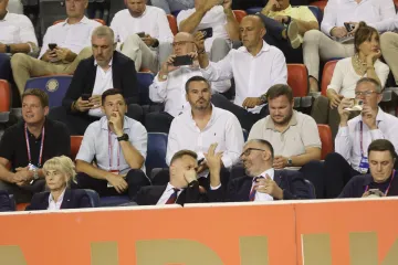 Pogledajte &scaron;to izbornik Bilić radi u loži Poljuda! Evo tko jo&scaron; gleda najvažniju utakmicu Hajduka