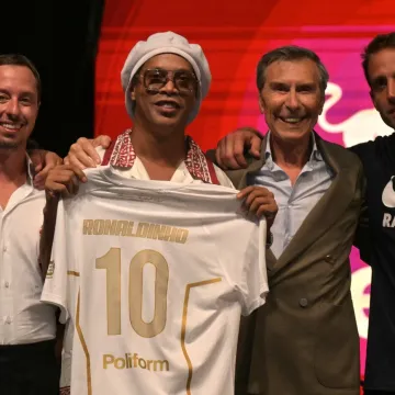 Legendarni Ronaldinho (46) predstavljen u Italiji: Igrat će treću ligu