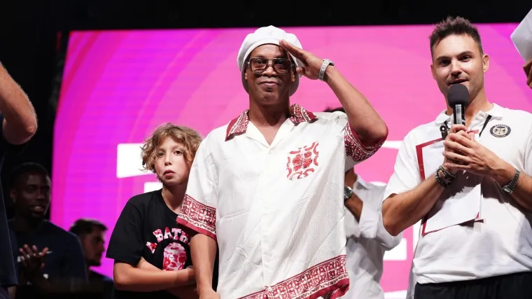 Ronaldinho privatnim avionom stigao u Italiju i potpisao za trećeliga&scaron;a