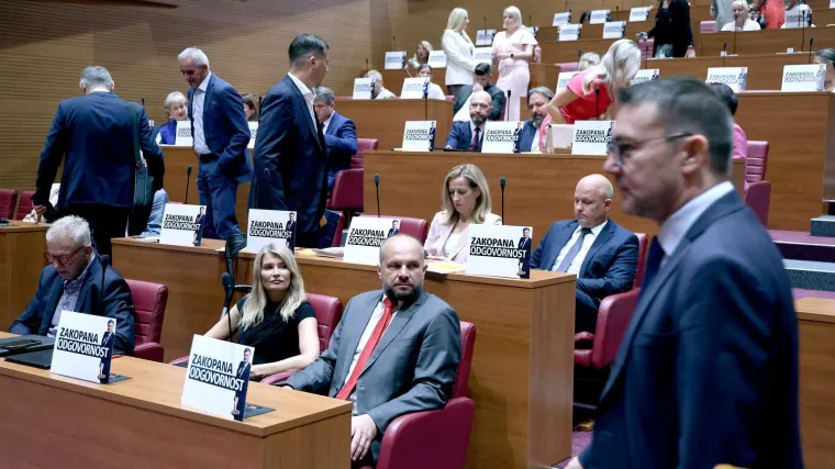 Frcale optužbe na burnoj izvanrednoj sjednici, danas slijedi nastavak: Glasat će o zaključcima