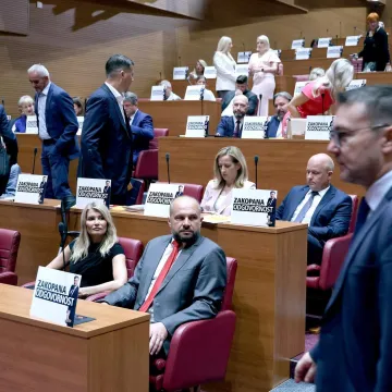 Frcale optužbe na burnoj izvanrednoj sjednici, danas slijedi nastavak: Glasat će o zaključcima