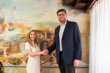 Grbin ugostio američku veleposlanicu, a njihova zajednička fotografija odmah je nasmijala sve