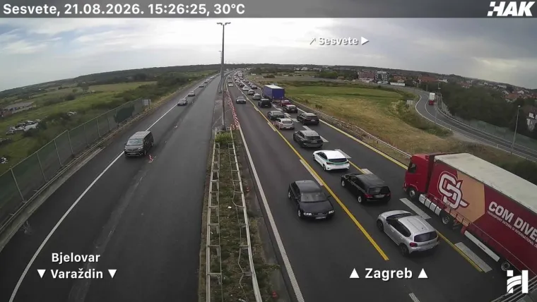 Sve veće gužve: Vatra progutala kampericu na A1, kolona duga 11 kilometara
