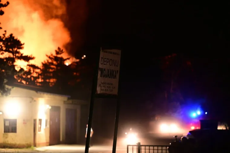 Vatrogasci se bore s vatrom na odlagali&scaron;tu Mojanka