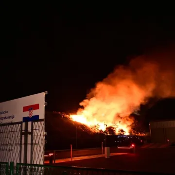 Vatrogasci se bore s vatrom na odlagali&scaron;tu Mojanka