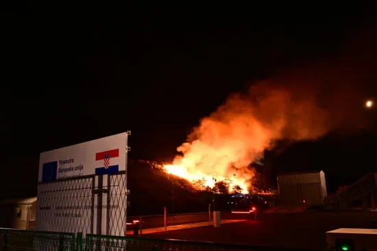 Vatrogasci se bore s vatrom na odlagali&scaron;tu Mojanka