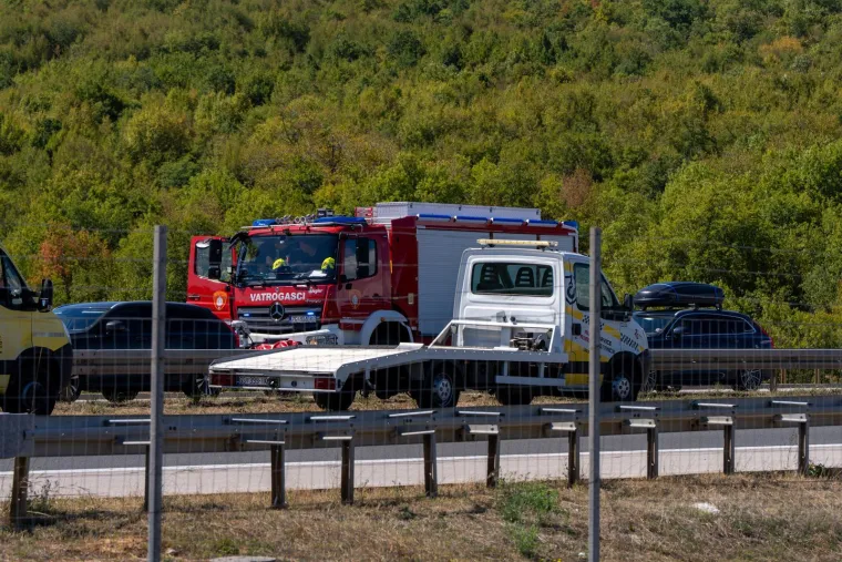 Kaos na A1: Kamion se prevrnuo preko obje trake! Prekinut promet, kolona duga 30 kilometara