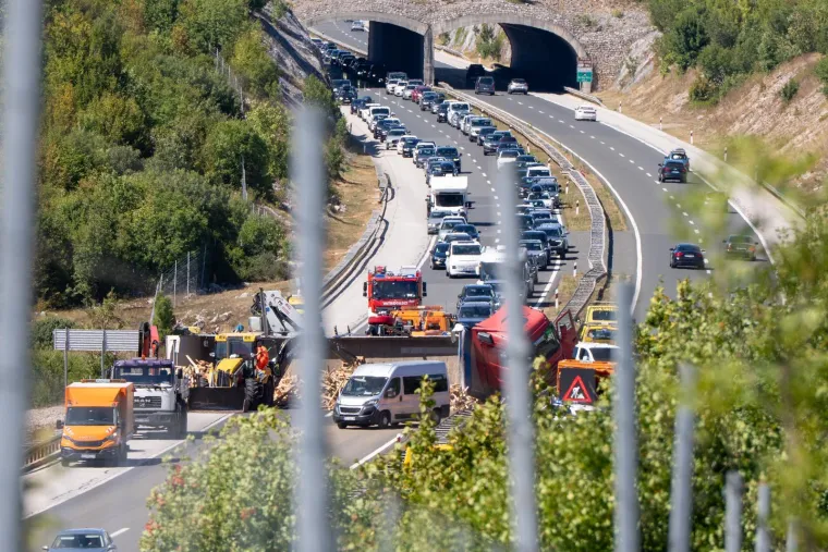 Kaos na A1: Kamion se prevrnuo preko obje trake! Prekinut promet, kolona duga 30 kilometara