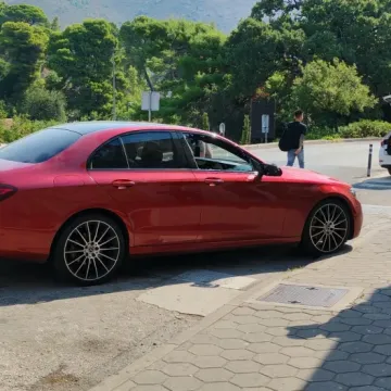 Novi napad na Srbe, dvoje ozlijeđenih: Pogledajte &scaron;to je ostalo od auta s 'pogre&scaron;nim' tablicama
