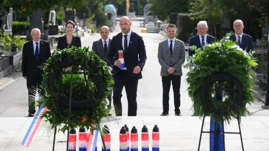 Državi vrh polaganjem vijenaca odao počast žrtvama totalitarizma: 'Ne ponovilo se'