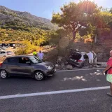 Te&scaron;ka nesreća u Brelima: Ozlijeđene dvije osobe, vatrogasci jednu izvlačili iz vozila