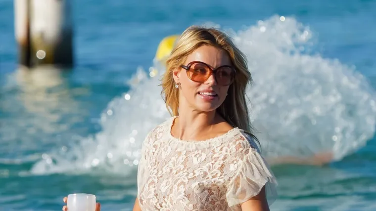 Kakva scena na plaži! Plavokosa 'bomba' u minici uskočila u more i priredila prizor za pamćenje