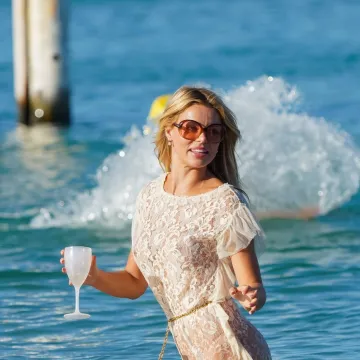 Kakva scena na plaži! Plavokosa 'bomba' u minici uskočila u more i priredila prizor za pamćenje