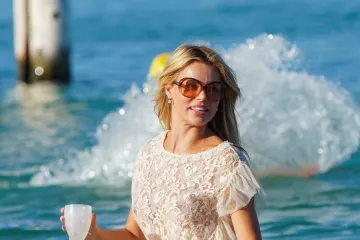 Kakva scena na plaži! Plavokosa 'bomba' u minici uskočila u more i priredila prizor za pamćenje
