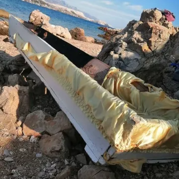 Do plaže na Pagu doplutao mrtvački sanduk: 'Ovo je bolesno!'