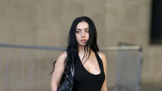 Jednom rečenicom pjevačica i glumica Charlie XCX napravila pravu pomutnju