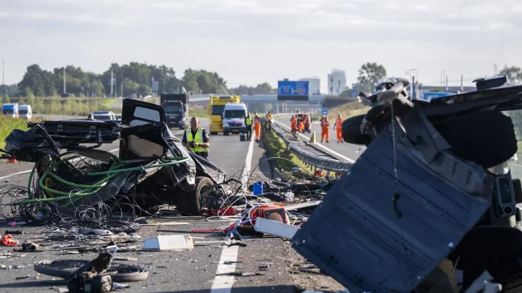 Stravični prizori s nizozemske autoceste nakon sudara autobusa i dostavnog vozila