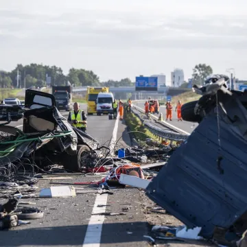 Stravični prizori s nizozemske autoceste nakon sudara autobusa i dostavnog vozila