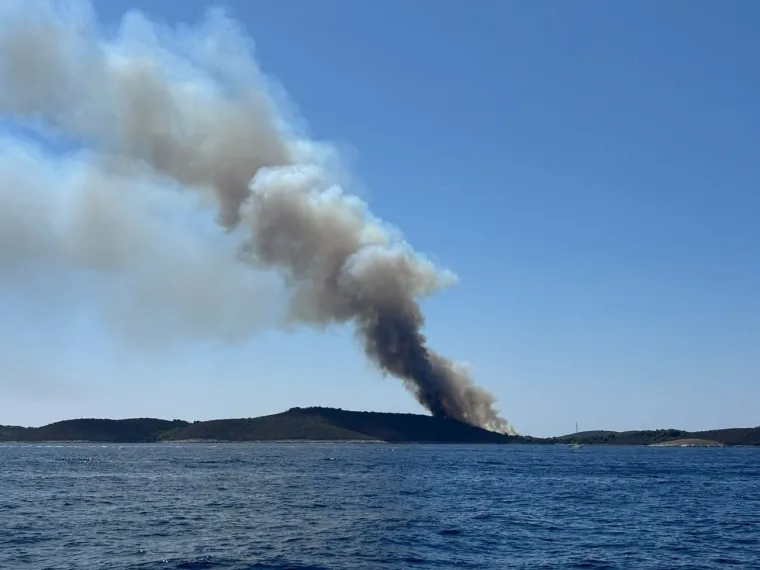 Požar na Paklinskim otocima, kod Čiova planuo brod: Velik broj vatrogasaca na terenu