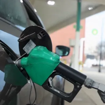 Dvije djevojke napravile sličan dar-mar na pumpama u dva različita grada