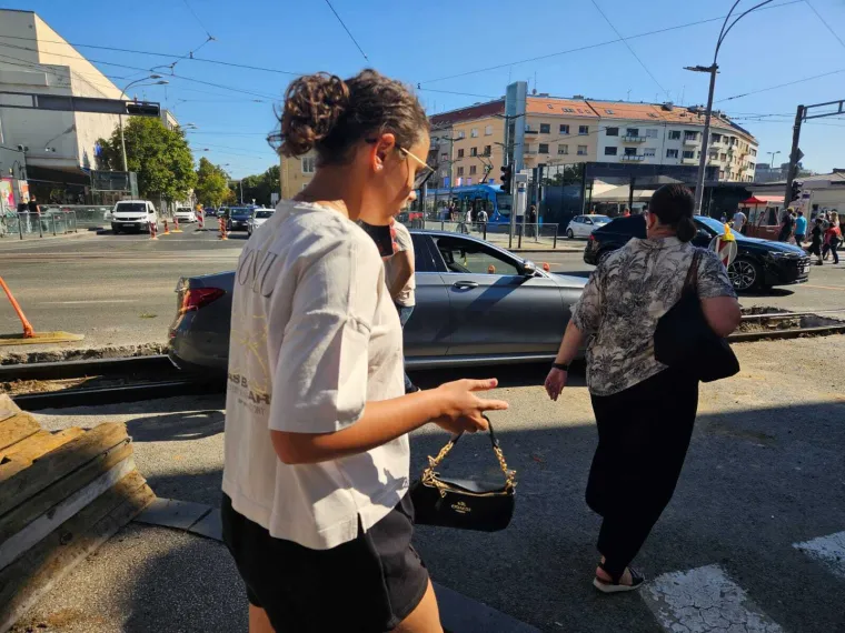 Mercedes zaglavio nasred pruge u Zagrebu, prolaznik dobacio: 'Tu se ne parkira!'