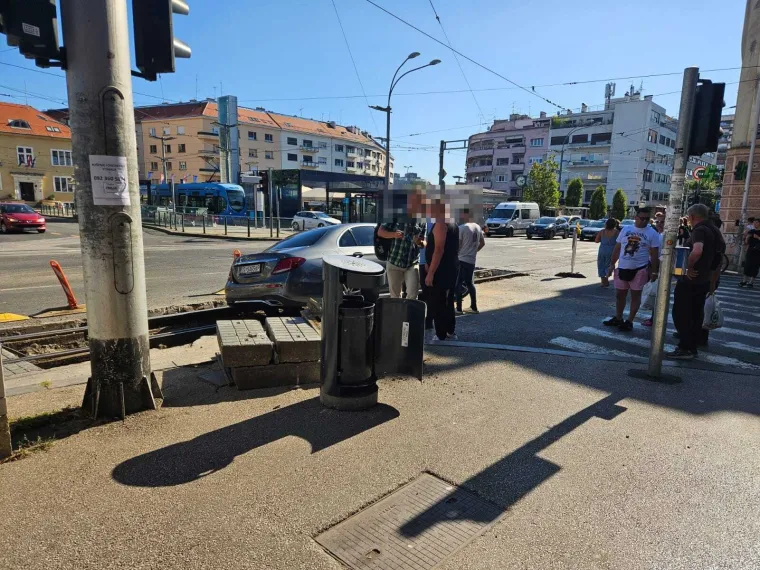 Mercedes zaglavio nasred pruge u Zagrebu, prolaznik dobacio: 'Tu se ne parkira!'