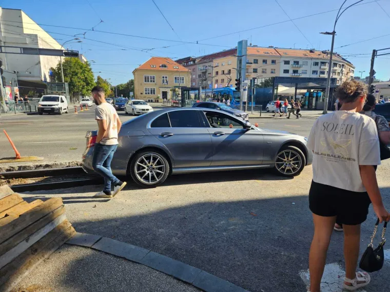 Mercedes zaglavio nasred pruge u Zagrebu, prolaznik dobacio: 'Tu se ne parkira!'