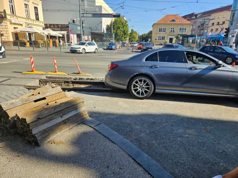 Mercedes zaglavio nasred pruge u Zagrebu, prolaznik dobacio: 'Tu se ne parkira!'