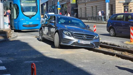 Mercedes zaglavio nasred pruge u Zagrebu, prolaznik dobacio: 'Tu se ne parkira!'