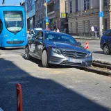 Mercedes zaglavio nasred pruge u Zagrebu, prolaznik dobacio: 'Tu se ne parkira!'